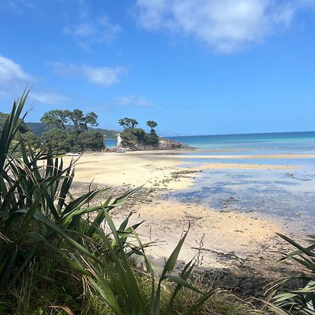 Tipi And Bobs Waterfront Lodge Tryphena Esterno foto