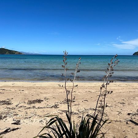 Tipi And Bobs Waterfront Lodge Tryphena Esterno foto