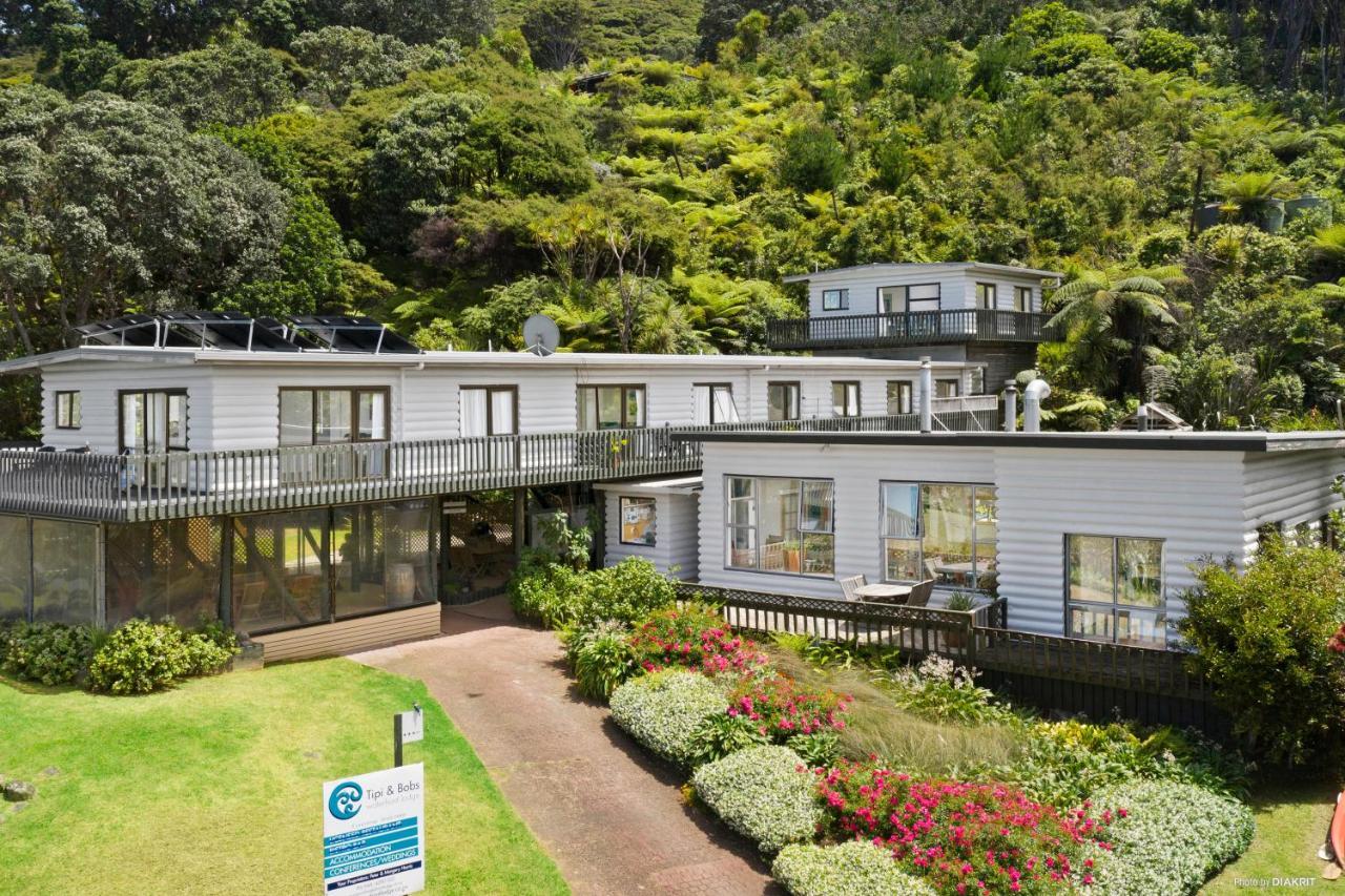 Tipi And Bobs Waterfront Lodge Tryphena Esterno foto