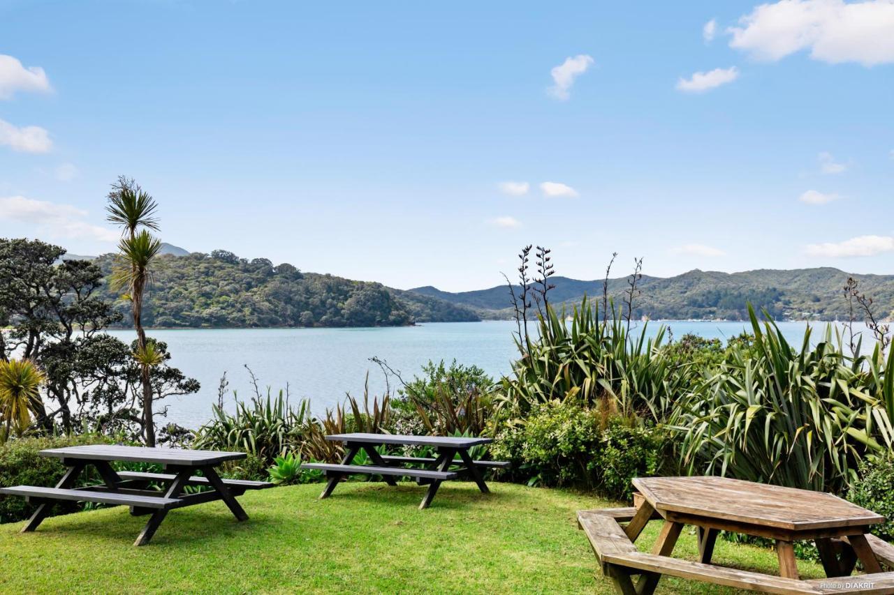 Tipi And Bobs Waterfront Lodge Tryphena Esterno foto
