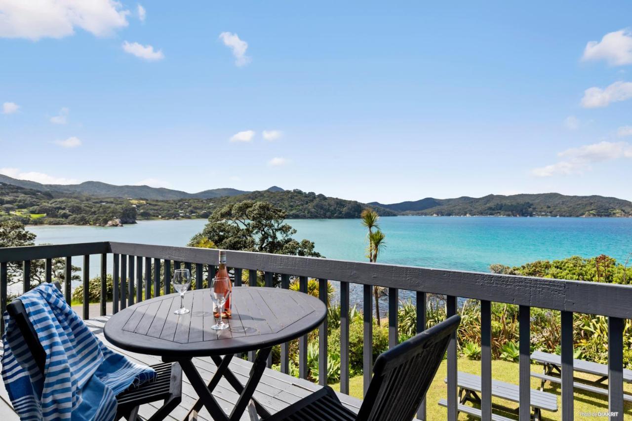 Tipi And Bobs Waterfront Lodge Tryphena Esterno foto