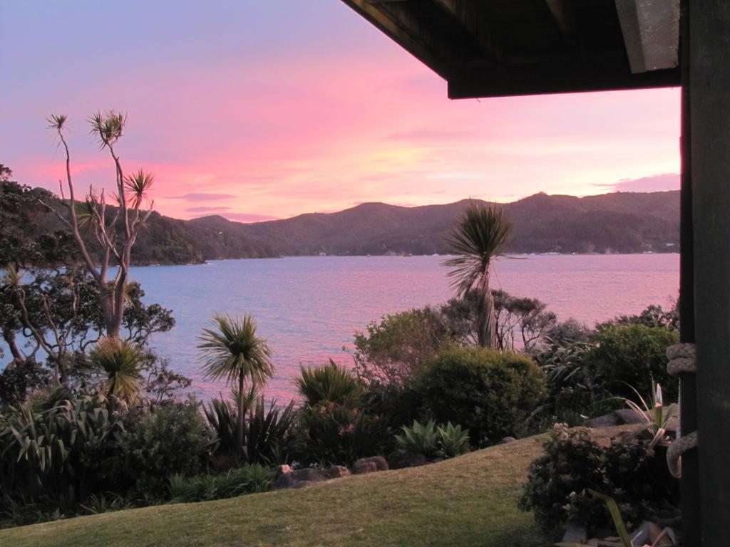 Tipi And Bobs Waterfront Lodge Tryphena Esterno foto