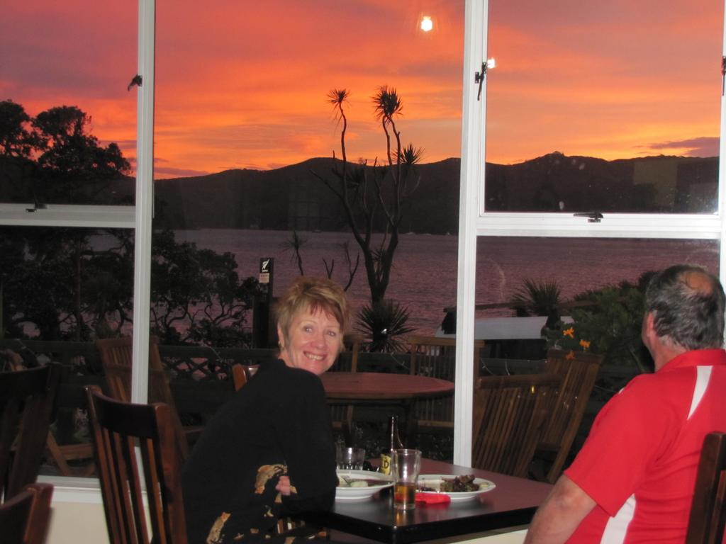 Tipi And Bobs Waterfront Lodge Tryphena Esterno foto