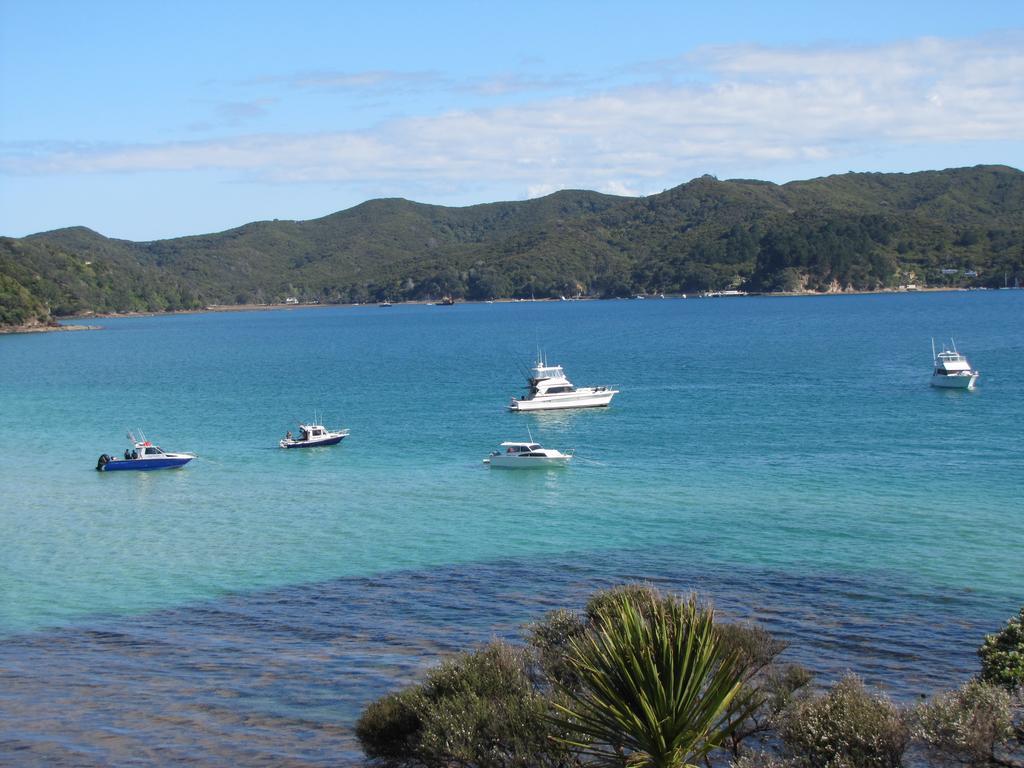 Tipi And Bobs Waterfront Lodge Tryphena Esterno foto