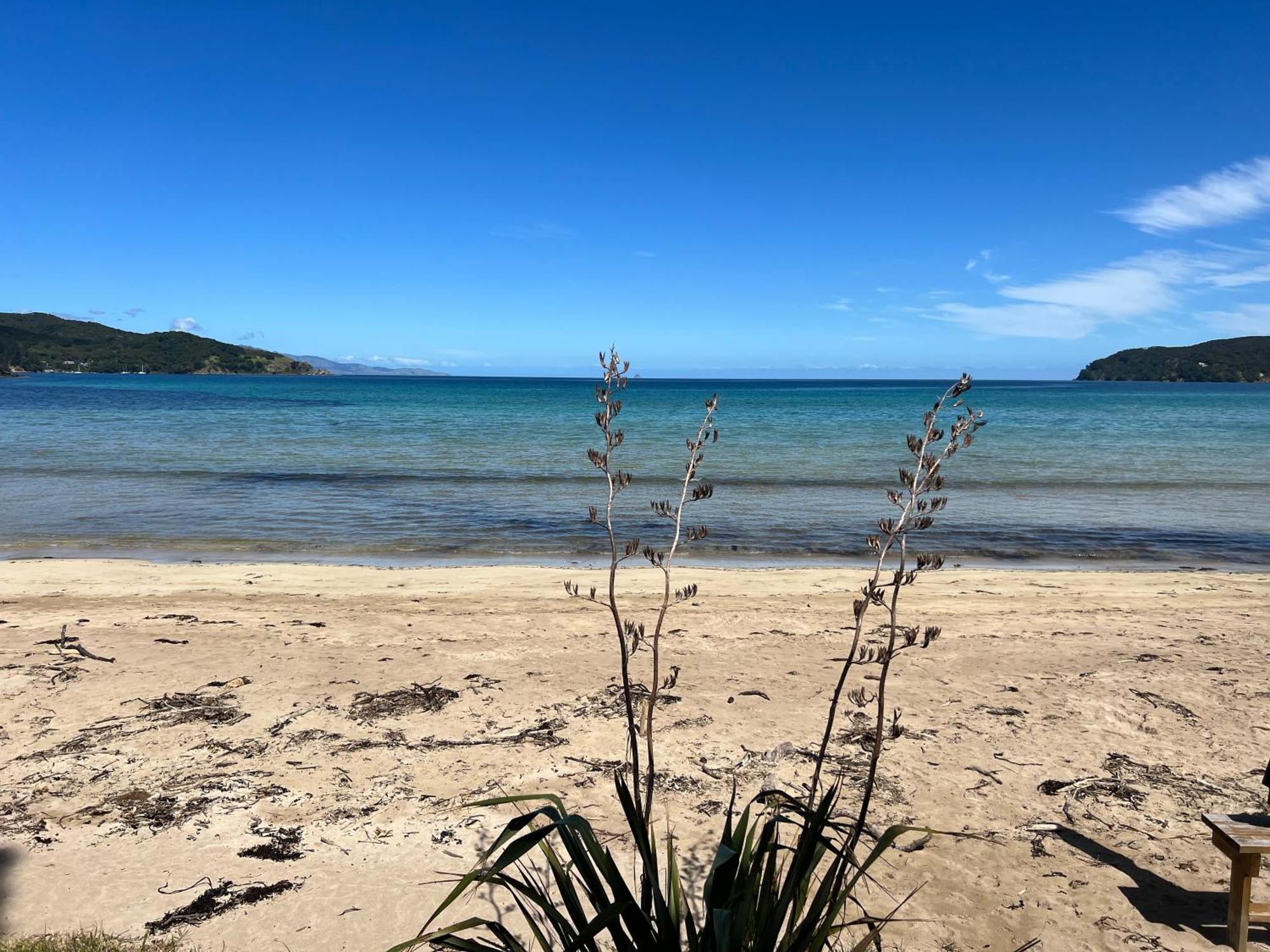 Tipi And Bobs Waterfront Lodge Tryphena Esterno foto