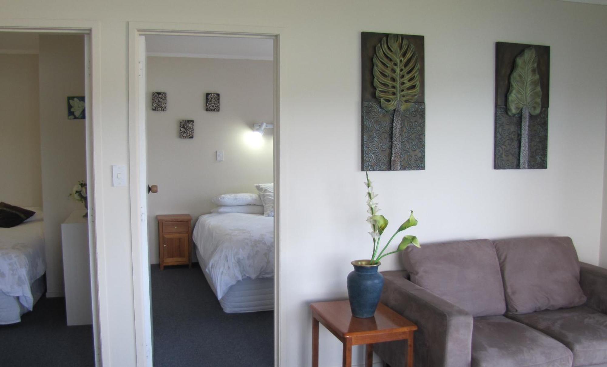 Tipi And Bobs Waterfront Lodge Tryphena Esterno foto