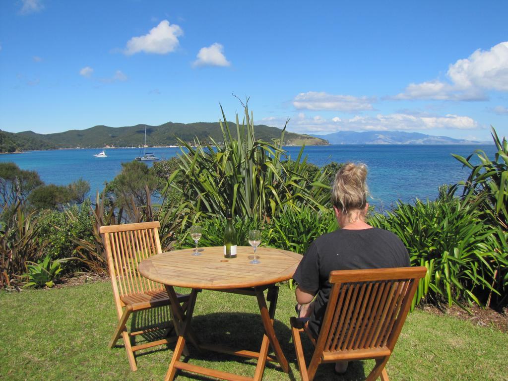 Tipi And Bobs Waterfront Lodge Tryphena Esterno foto