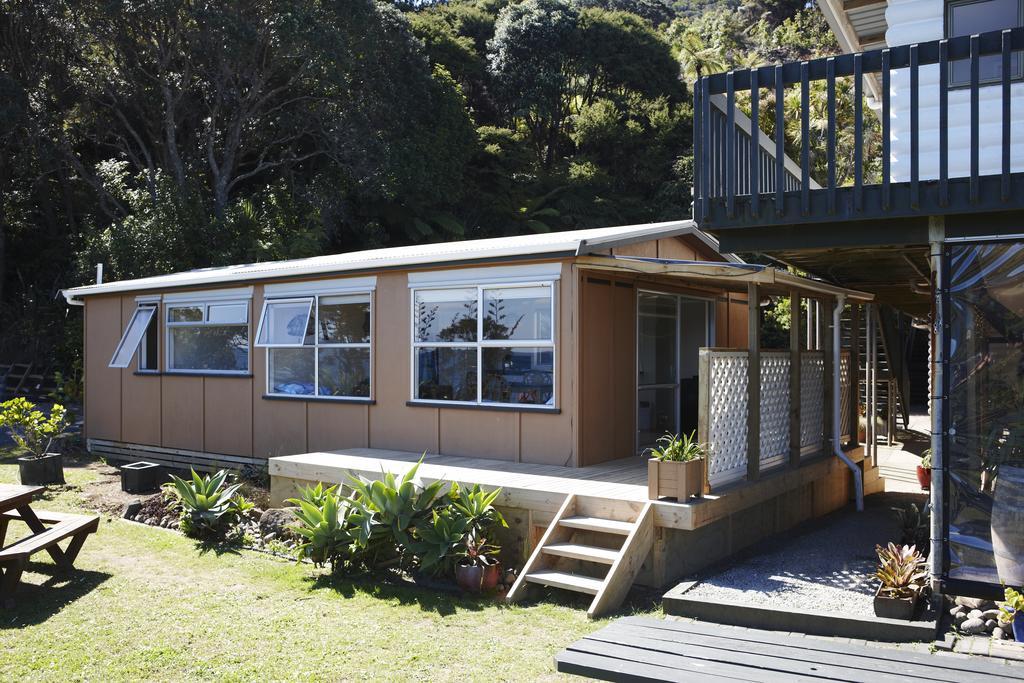 Tipi And Bobs Waterfront Lodge Tryphena Esterno foto