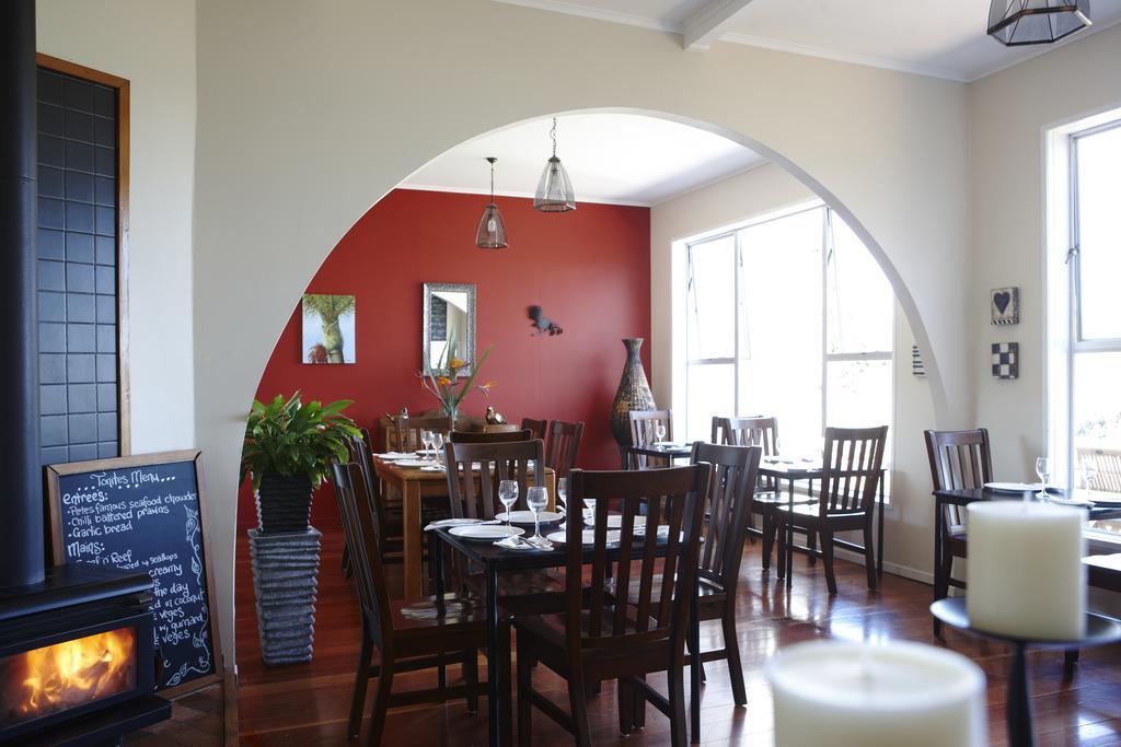 Tipi And Bobs Waterfront Lodge Tryphena Esterno foto