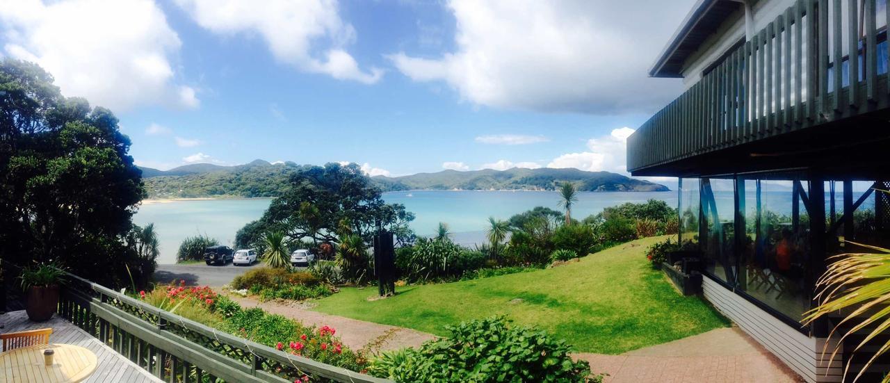 Tipi And Bobs Waterfront Lodge Tryphena Esterno foto
