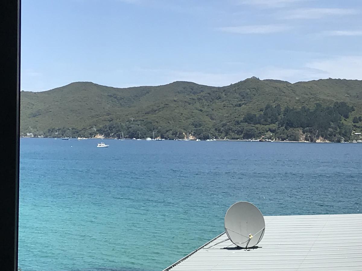 Tipi And Bobs Waterfront Lodge Tryphena Esterno foto