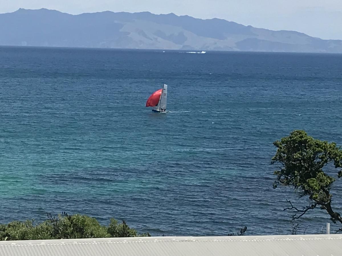 Tipi And Bobs Waterfront Lodge Tryphena Esterno foto