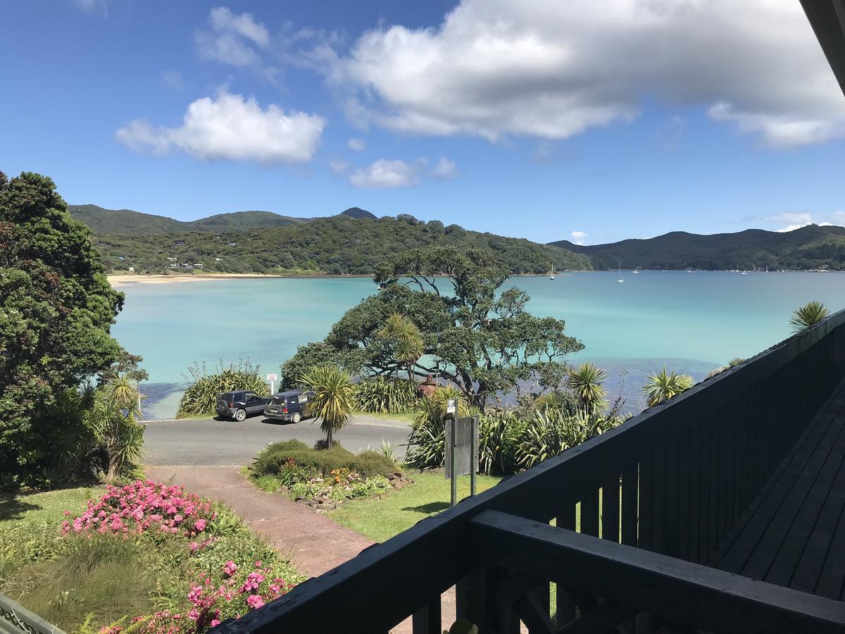 Tipi And Bobs Waterfront Lodge Tryphena Esterno foto