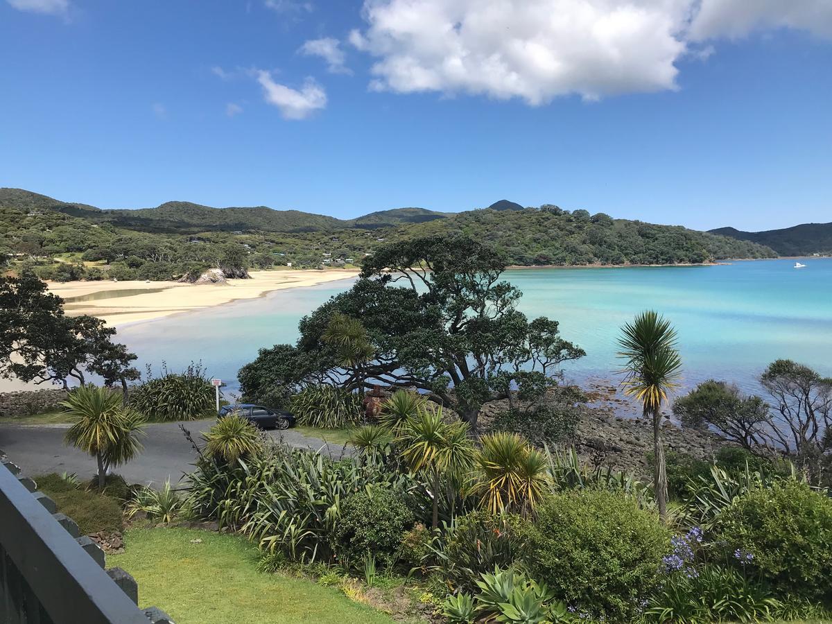 Tipi And Bobs Waterfront Lodge Tryphena Esterno foto