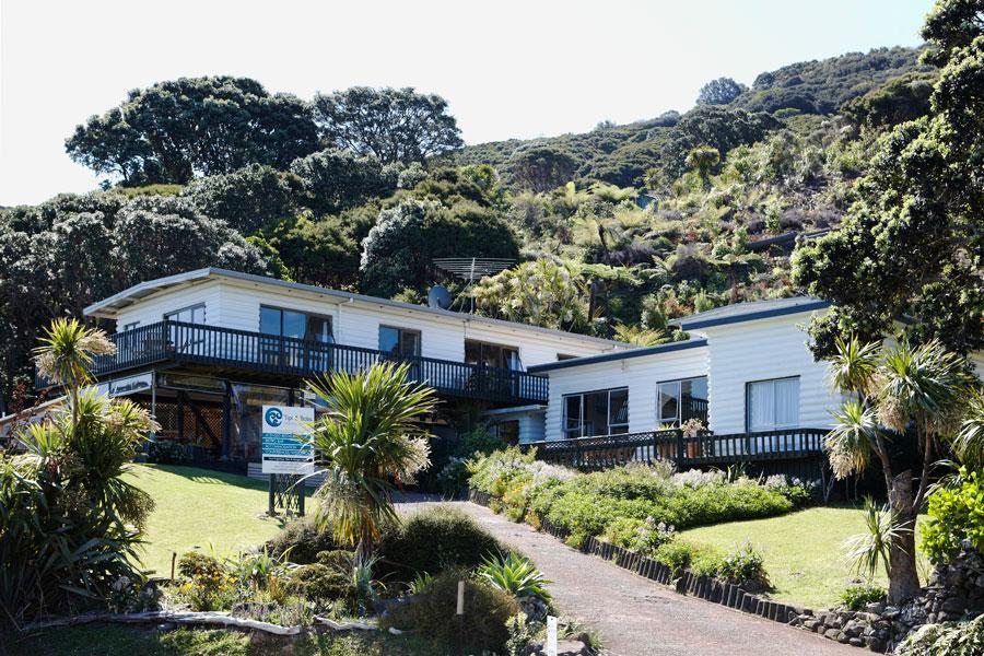 Tipi And Bobs Waterfront Lodge Tryphena Esterno foto