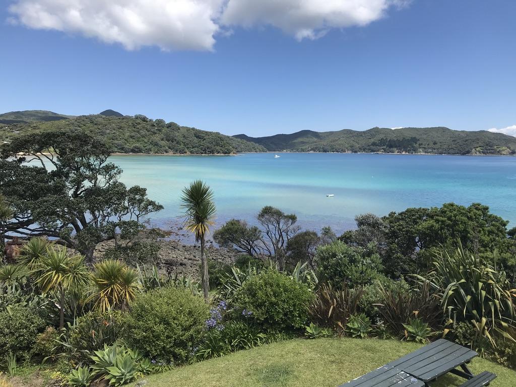 Tipi And Bobs Waterfront Lodge Tryphena Esterno foto